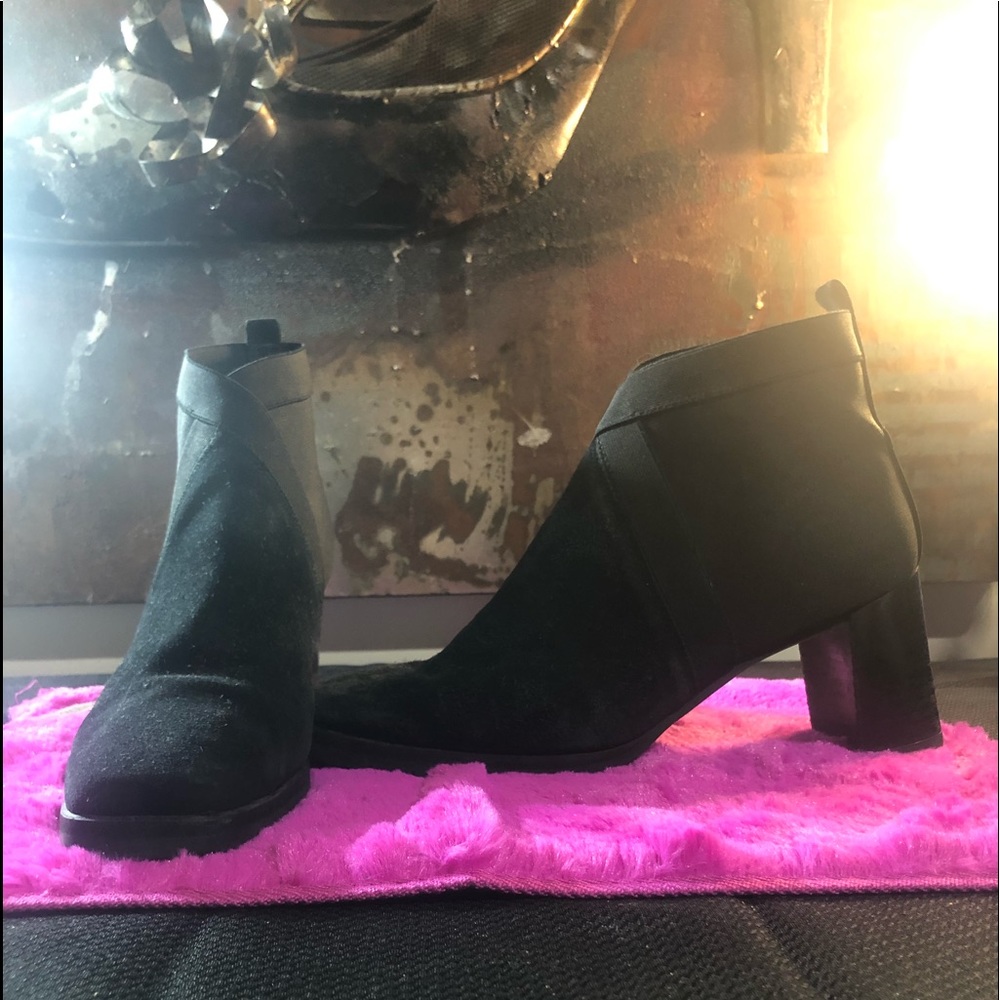 Stuart Weitzman suede boots size 9